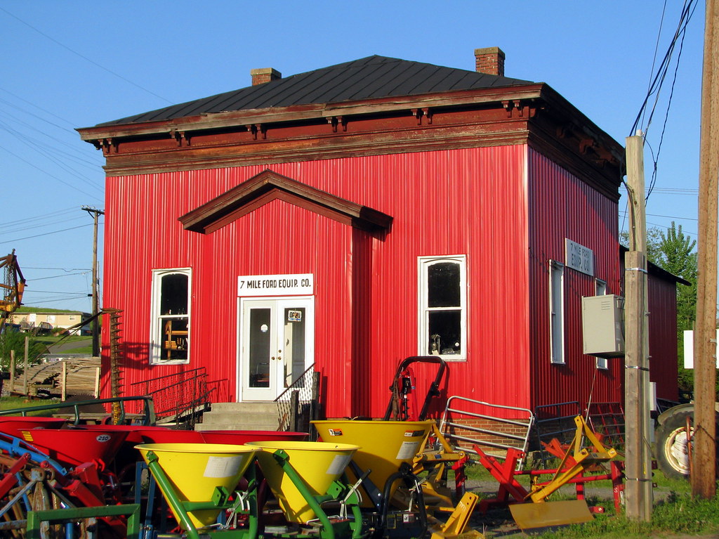 Seven Mile Ford, VA train depot This colorful train statio… Flickr