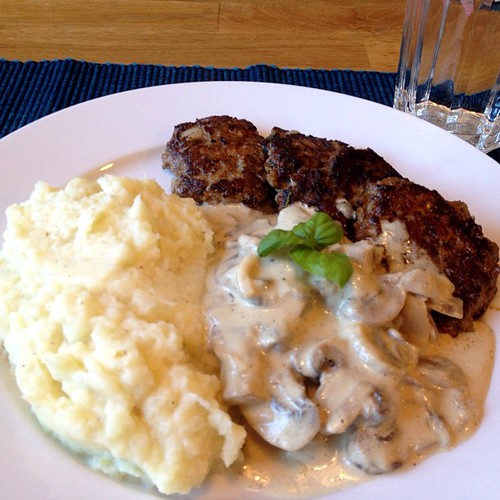 Mozzarella & basil stuffed, ground beef patties, mushroom … Flickr