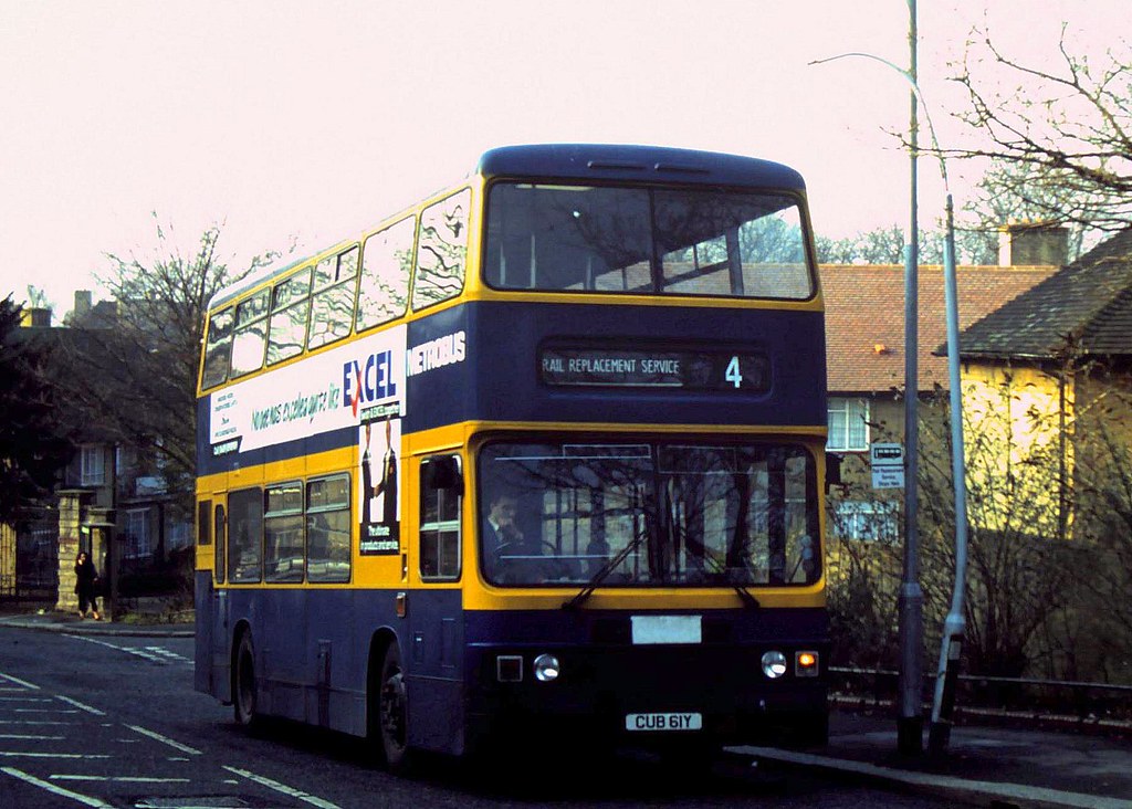 91061 Metrobus Leyland Olympian CUB 61Y at Kingswood Driv… Flickr