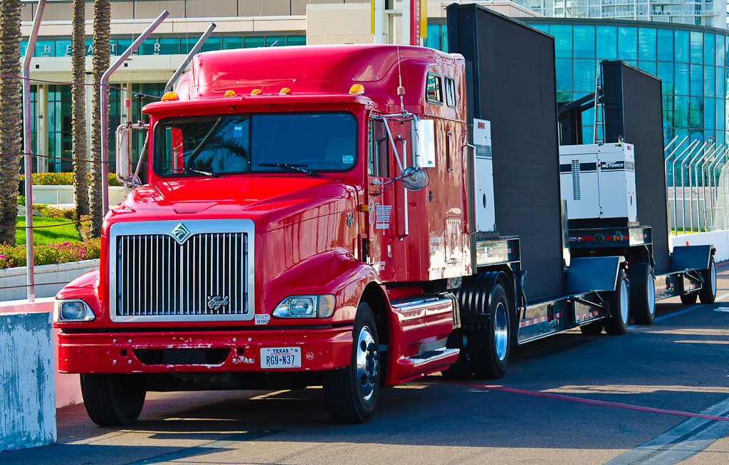18Wheeler loaded with Jumbotrons 2SC_5325 Robert Neff Flickr