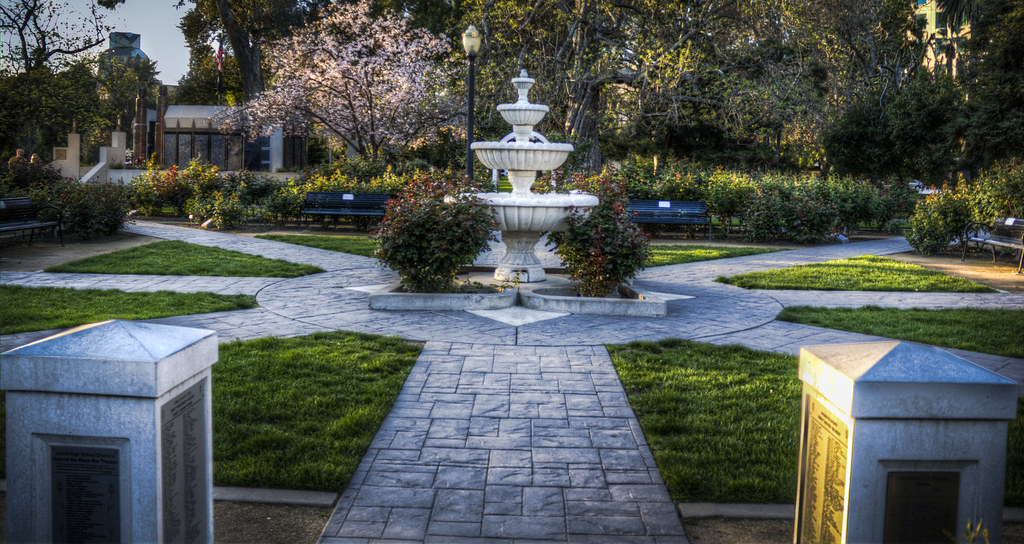 Rose Garden Fountain, Capitol Park, Sacramento CA (C60_418… Flickr