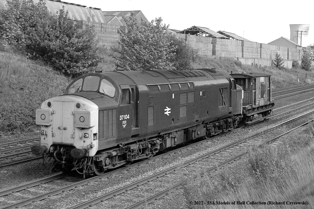 c.1981 Ravensthorpe, Dewsbury. 37104 runs west at Ravens… Flickr