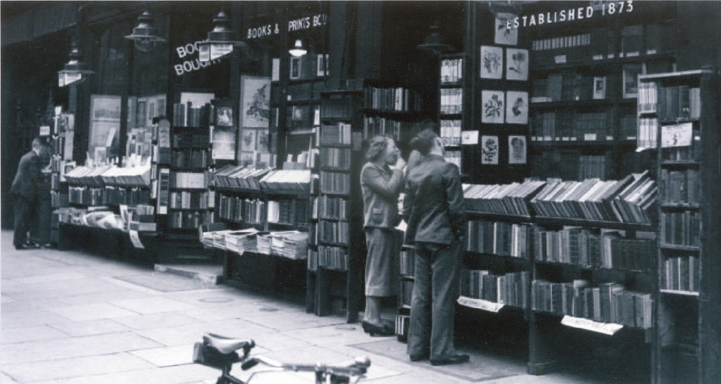 273Charing Cross Road in the 1930's A view of 1… Flickr