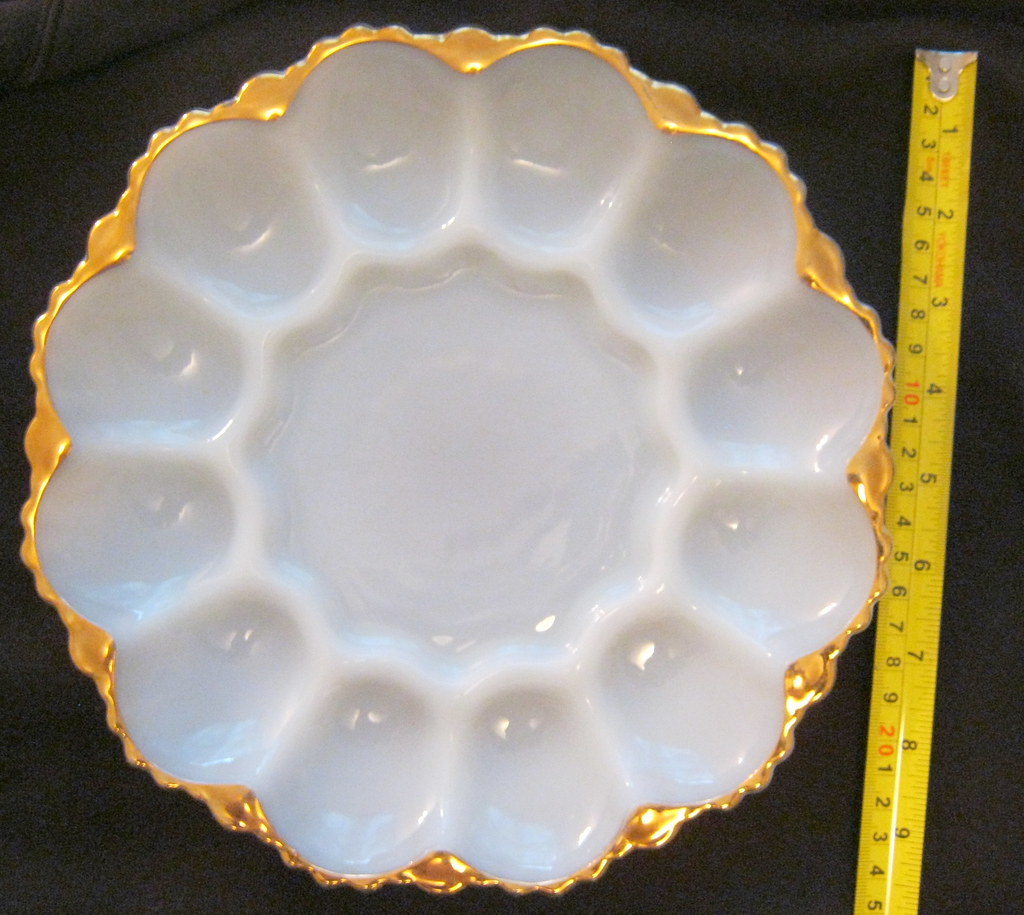 Vintage Porcelain Candy Dish Gold Trim Design Beautiful Piece! a