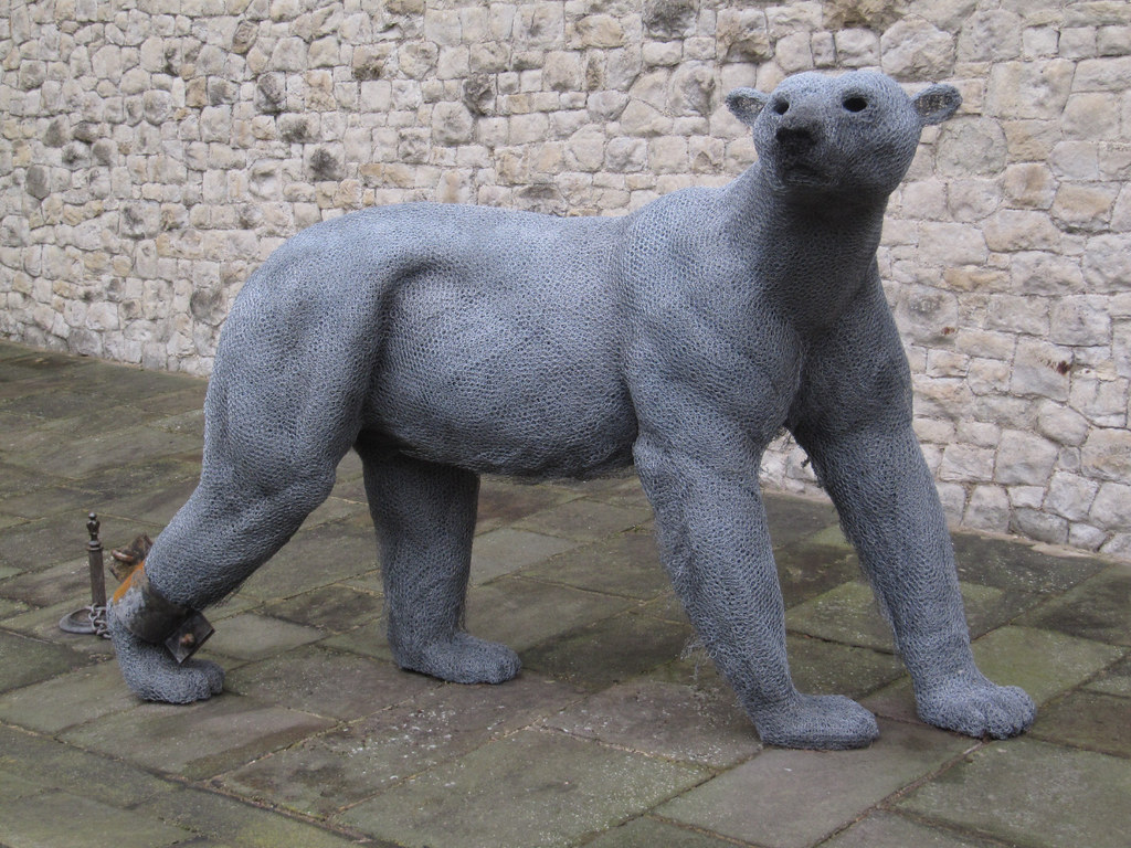 chained bear Sculpture at the Tower of London, part of the… Flickr