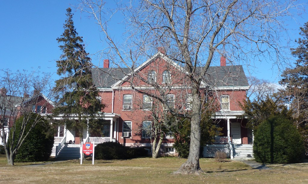 Fort Totten, NY officers' quarters Fort Totten, New York w… Flickr