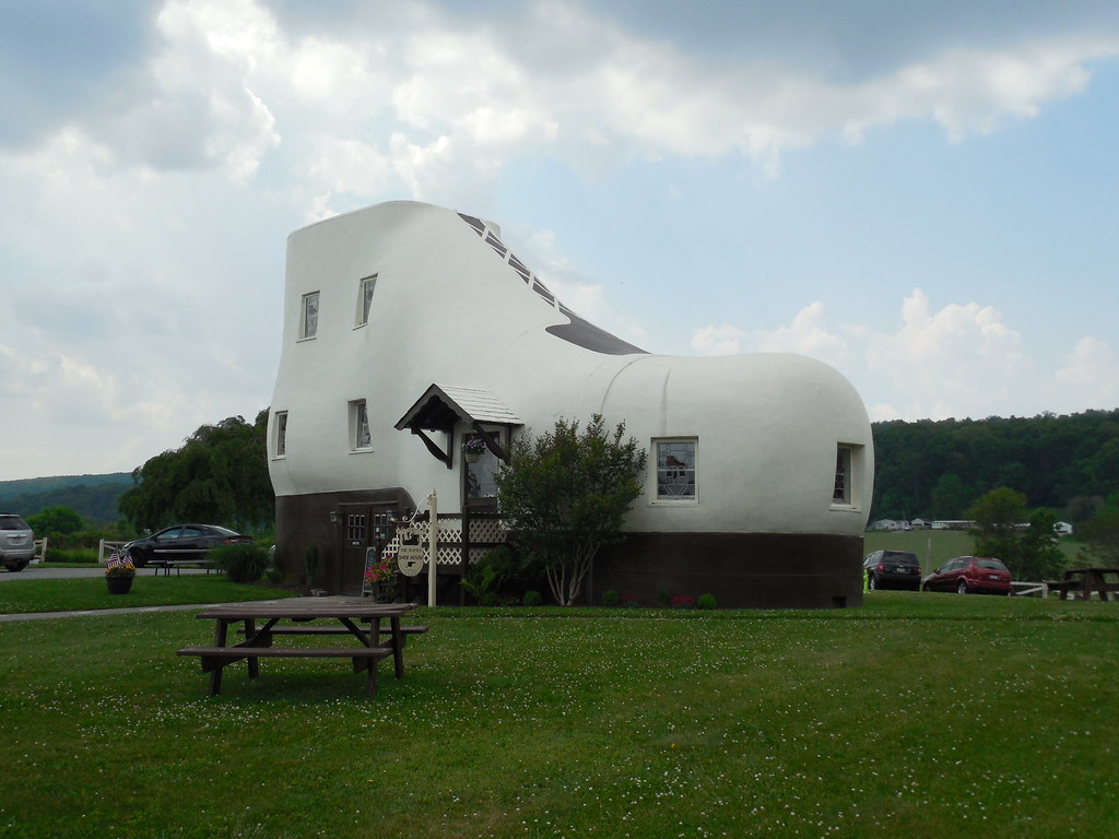 The Haines Shoe House Constructed in 1948 by shoe salesman… Flickr