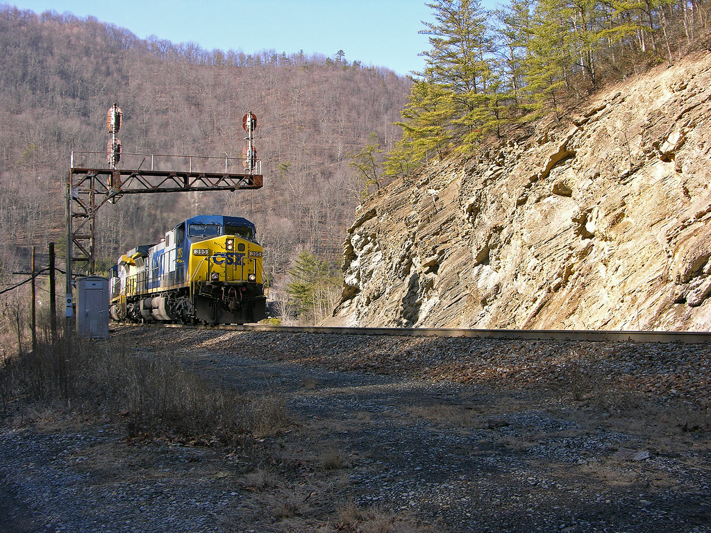 CSX 395 Tuckahoe WV_12509 Chugging loudly under the C&O … Flickr