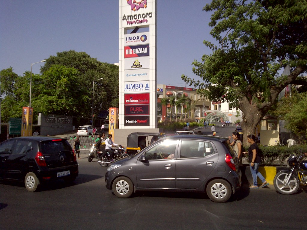 Traffic in front of Amanora Town Centre on Hadapsar Kharadi Road