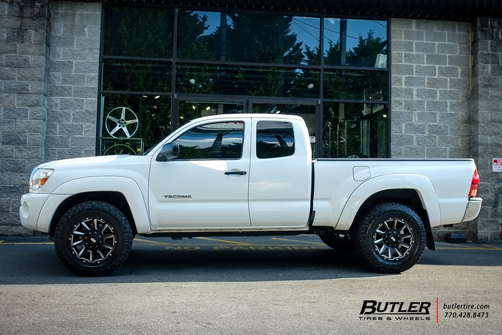 Toyota with 18in Grid OffRoad GD5 Wheels and Toyo AT Tires a