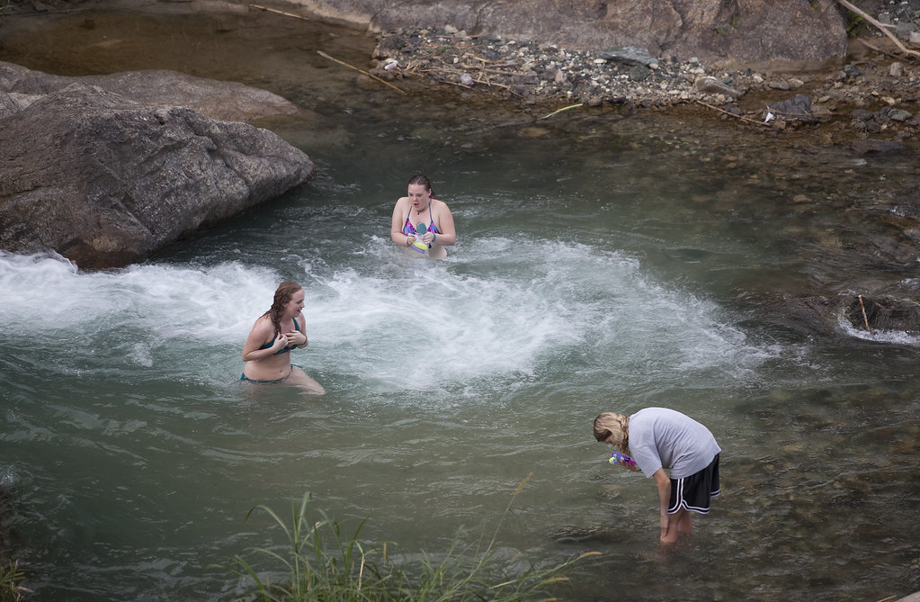 Visitors to the Blue Mountains enjoy a bath in the river b… Flickr