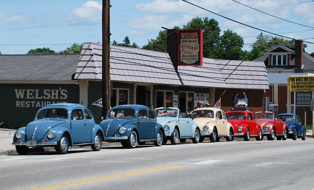 Old VWs stop for lunch, Gorham, NH Pictured at our lunch s… Flickr