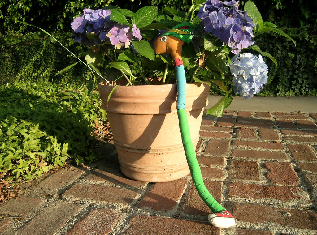 Lowly_Worm_on_flower_pot a75 Flickr