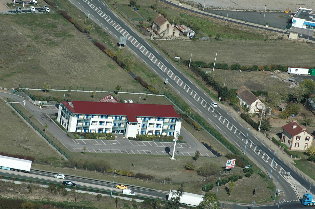 Hôtel B&B (TOULONSURALLIER,FR03) visible à l'entrée de l… Flickr