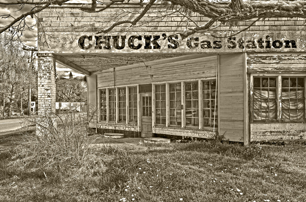 My Favorite rundown gas station, in Scotts Mills, Oregon.… Flickr