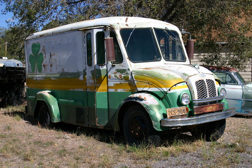 Divco Van, Seligman, Arizona A Divco van wearing a 1973 Ar… Flickr