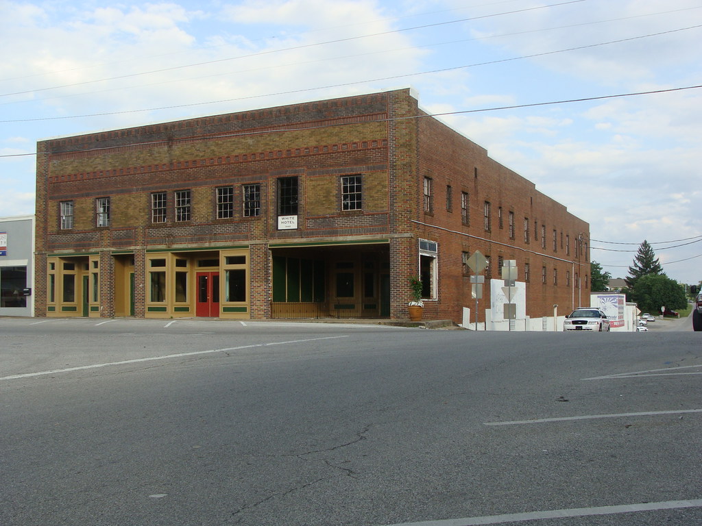 White Hotel (Lafayette, Tn.) Built 1940 Looks to be vacant… Flickr