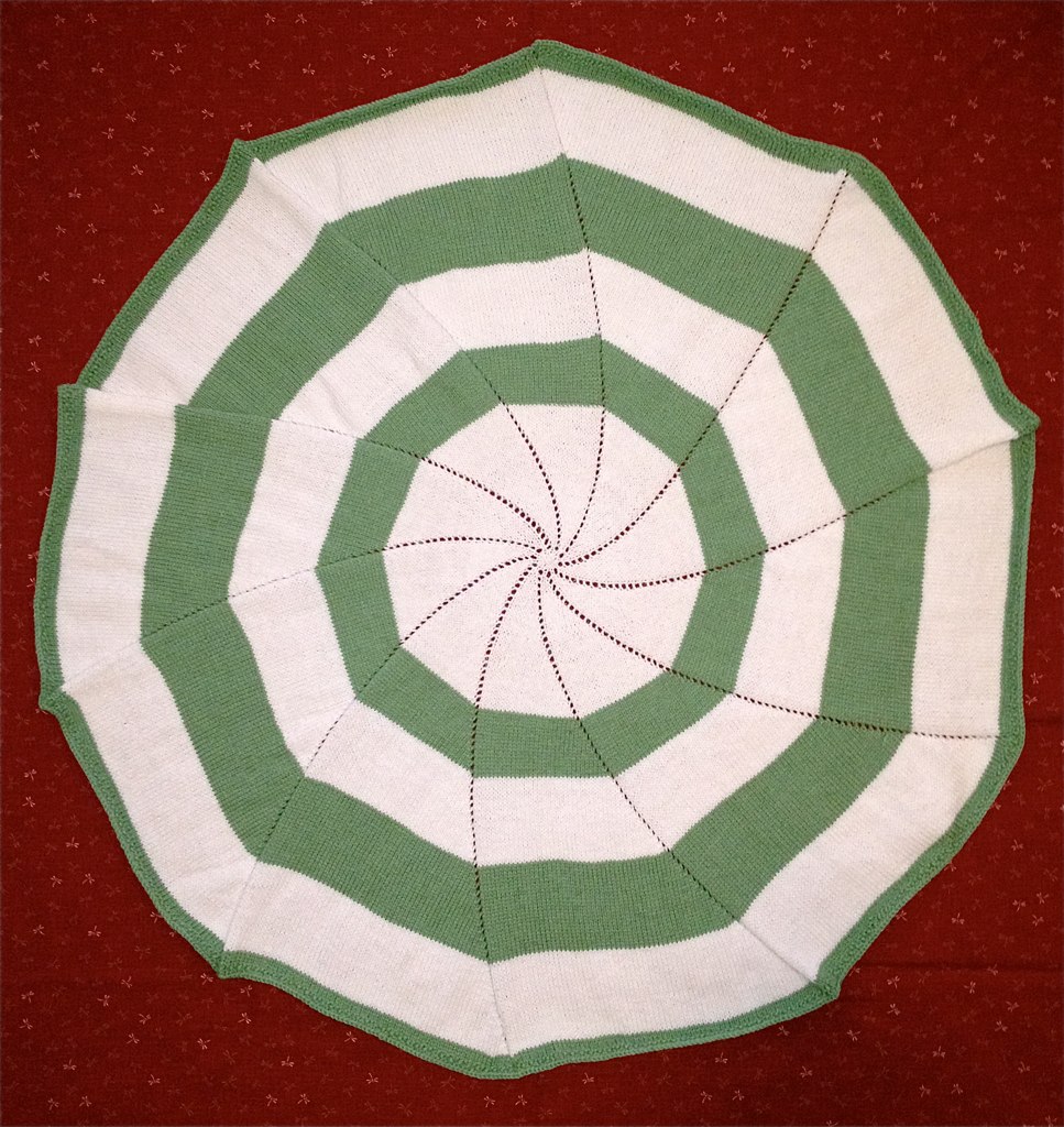 Pinwheel Blanket Pinwheel baby blanket pattern by Genia Pl… Heather