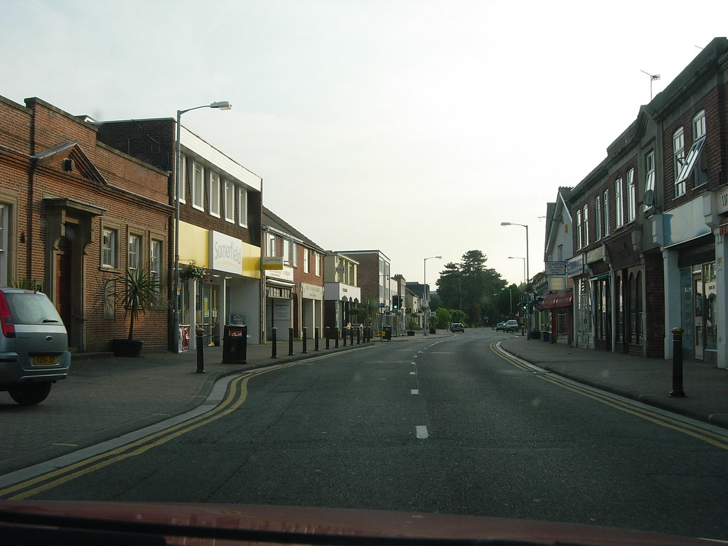 LYMINGTON RD. HIGHCLIFFE. CHRISTCHURCH. DORSET. JUNE 2005 Flickr