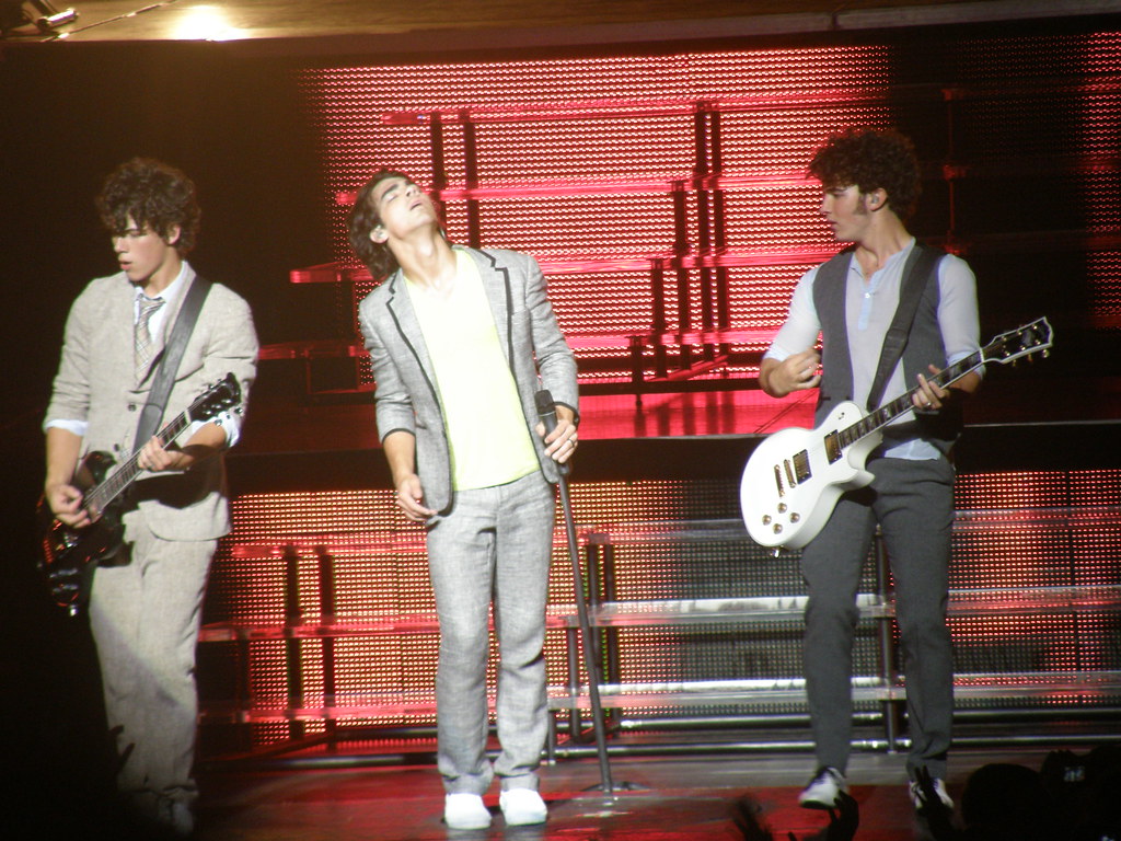 Jonas brothers burnin up tour tewsrainbow