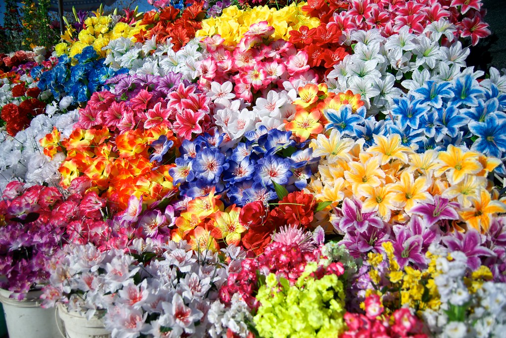 Colorful plastic flowers for the living to remember the de… Flickr