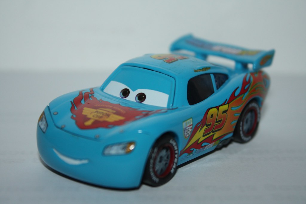 Disney Pixar Movie CARS Dinoco Blue Lightning McQueen 95 Car
