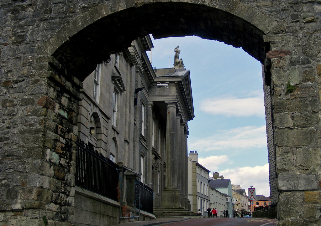 Caernarfon View of Caernarfon town centre through one of t… Flickr