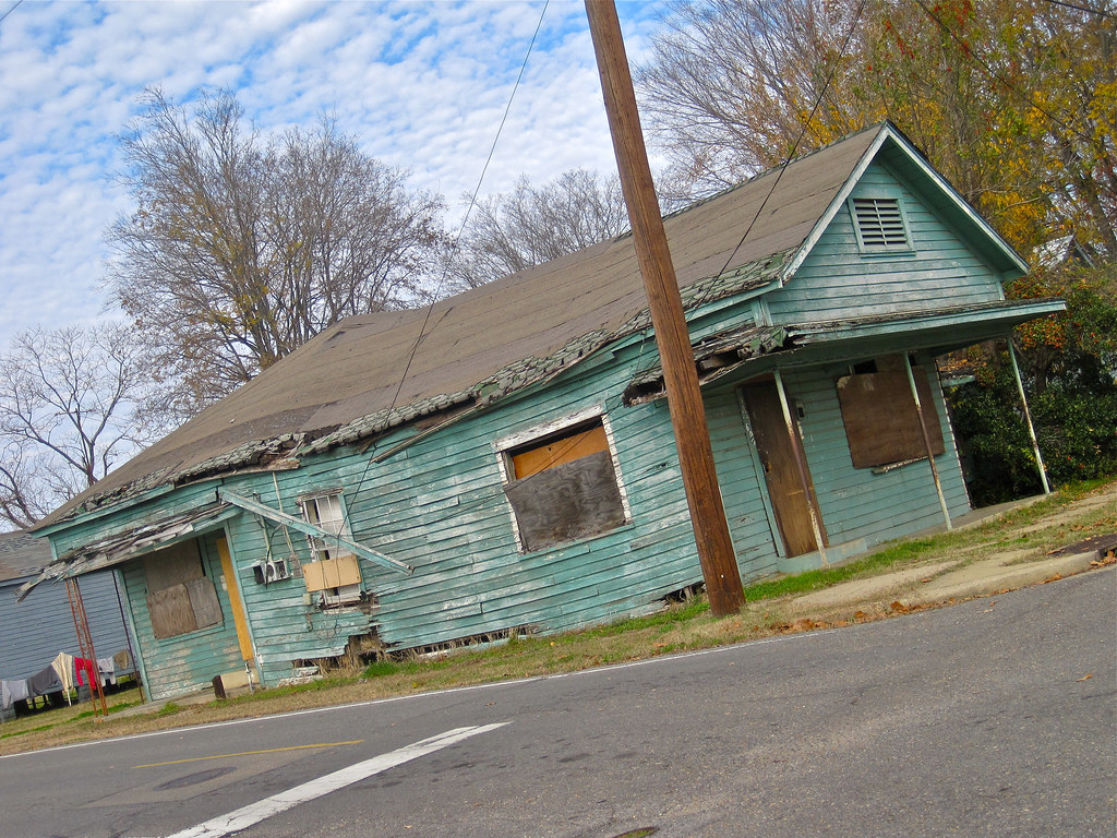 Blue House, Monroe, LA An abandoned and sagging house in M… Flickr