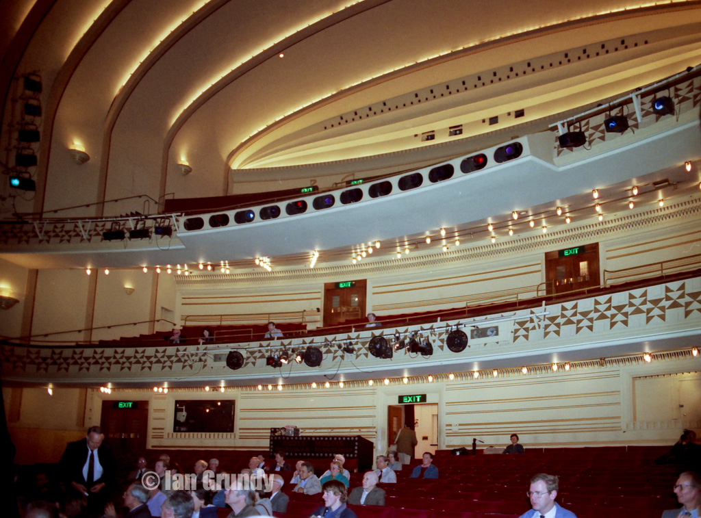 90 Cambridge 19 Cambridge Theatre, London 1990. The theatr… Flickr
