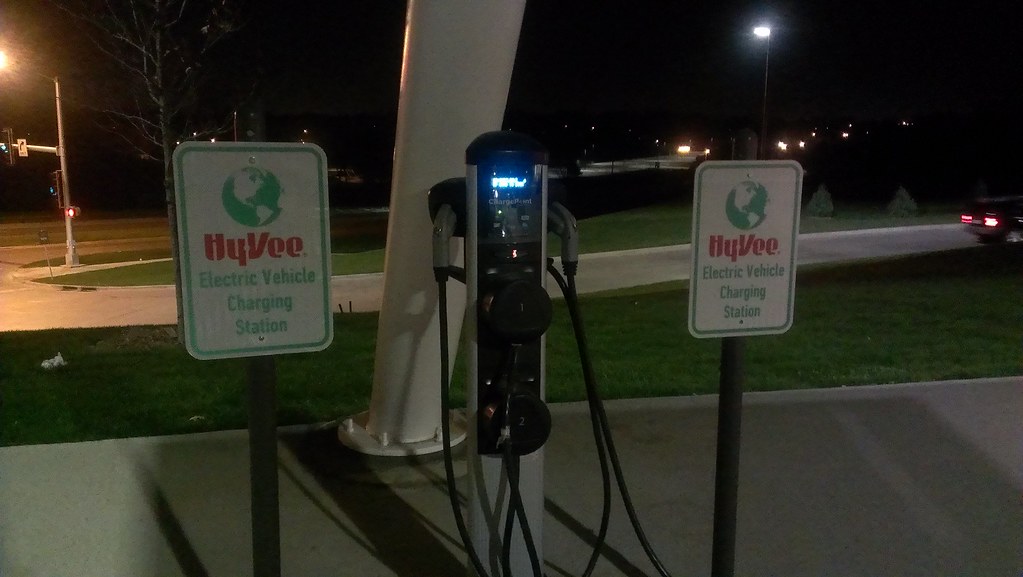 HyVee 86th Street & Douglas Ave. Urbandale (Des Moines), Iowa