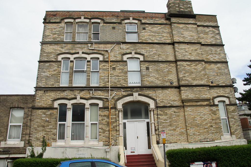 Monzie Hall, 15 The Crescent (Carnarvon Crescent),