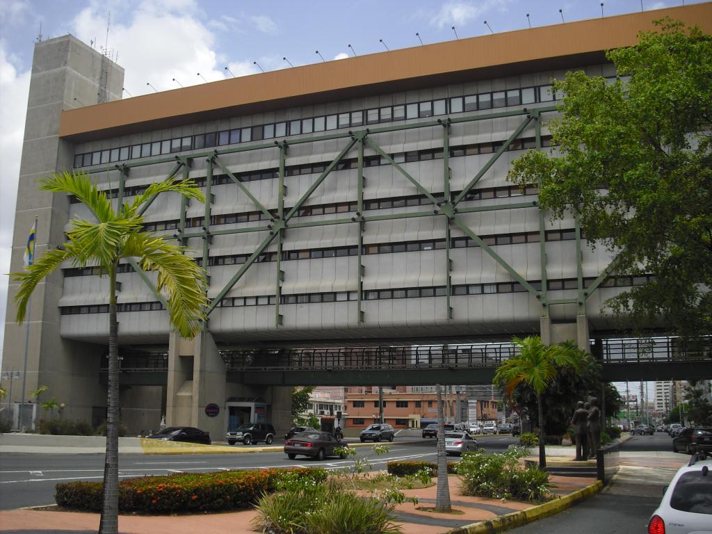 Bayamón, PR La Casa Alcaldía de Bayamón que cruza sobre la… Flickr