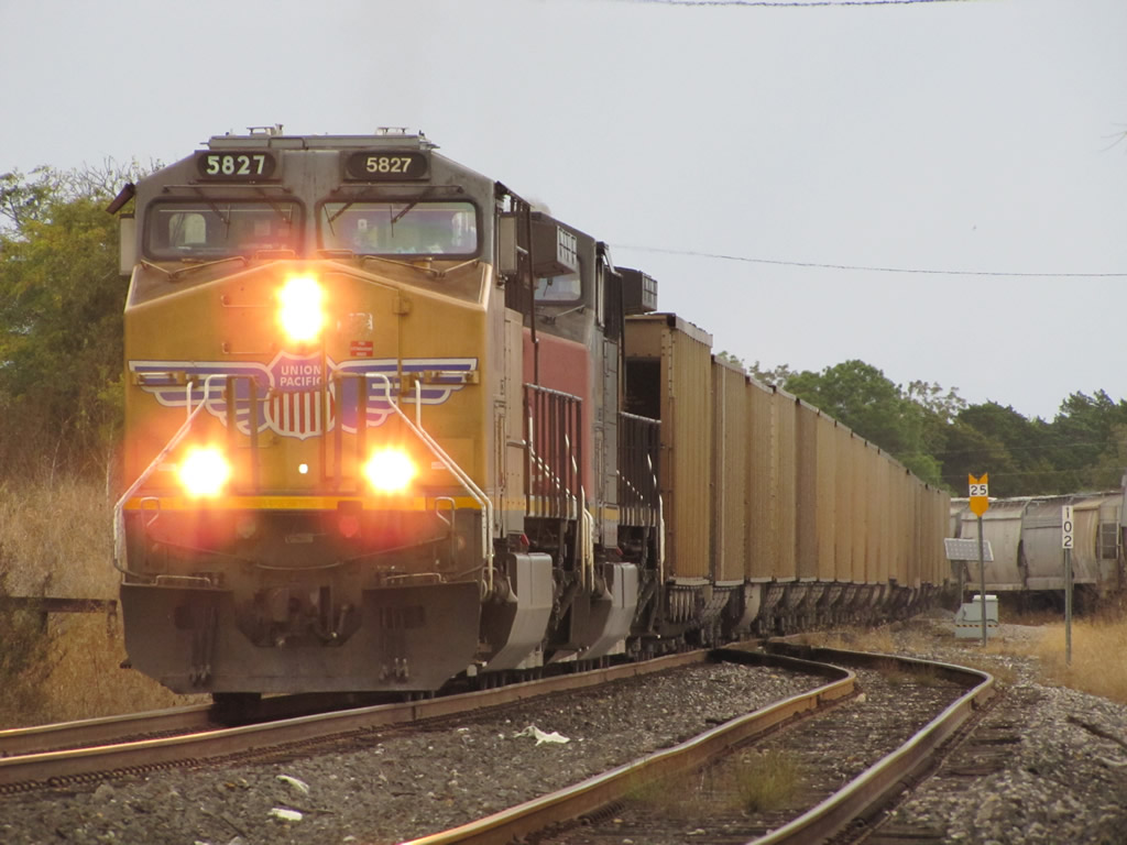 UP 5827 SOUTH AT FLATONIA, TEXAS(1) UP 5827 in the lead of… Flickr