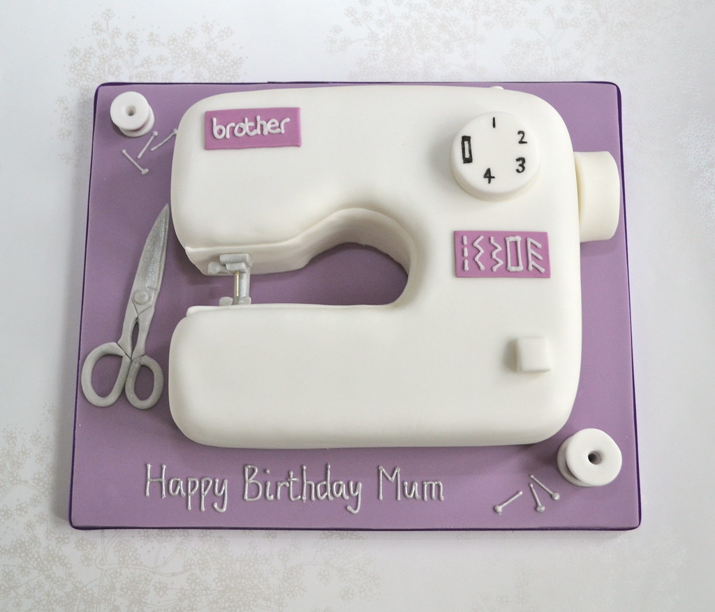 Sewing machine cake A sewing machine cake for a special la… Flickr