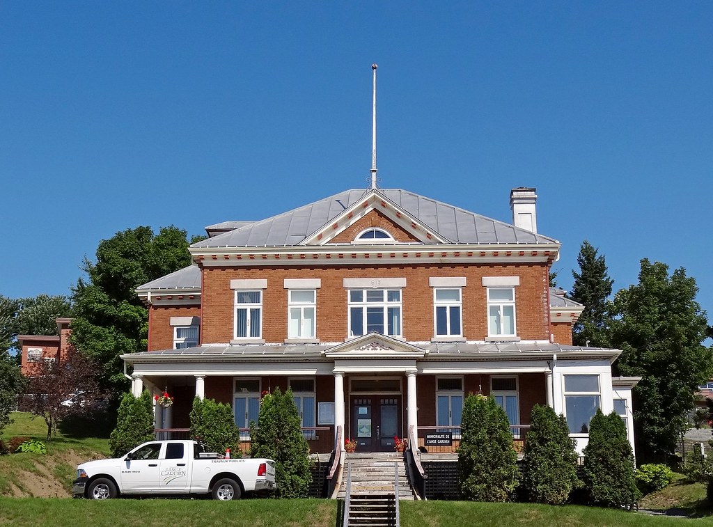 Presbytère et Hôtel de Ville, AngeGardien, Québec Flickr