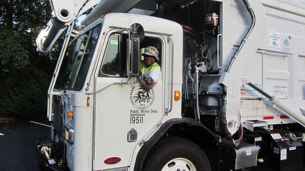 DeKalb County Sanitation CNG Peterbilt 320 / McNeilus Pacific Series(05)