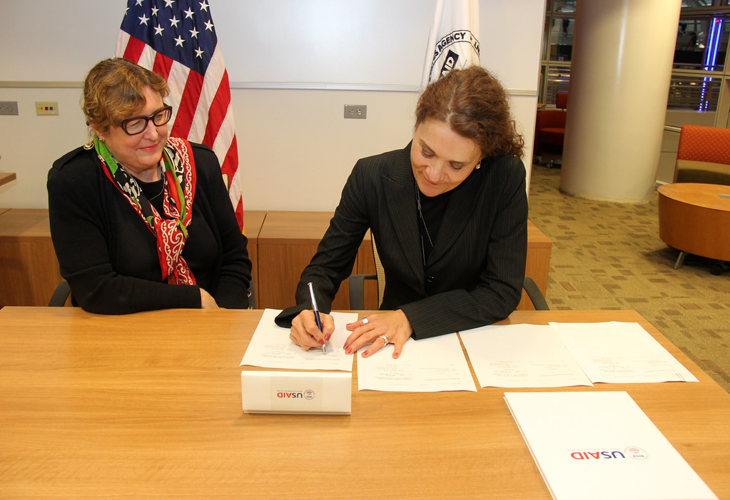 HP MOU Signing Gabi Zedlmayer, Vice President of Hewlett P… Flickr