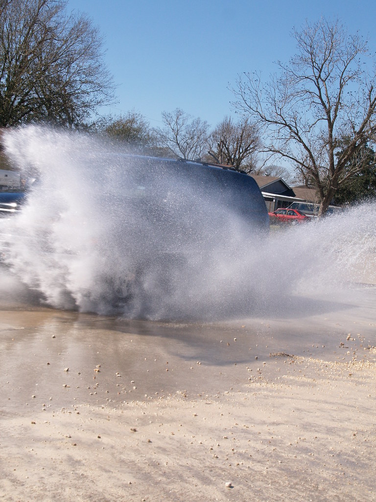 Houston Texas A huge water main leak on the road way with … Flickr