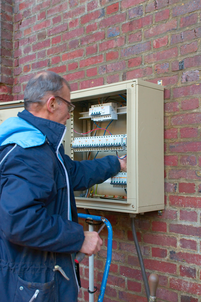 Installation d’une armoire électrique Installation d’une a… Flickr