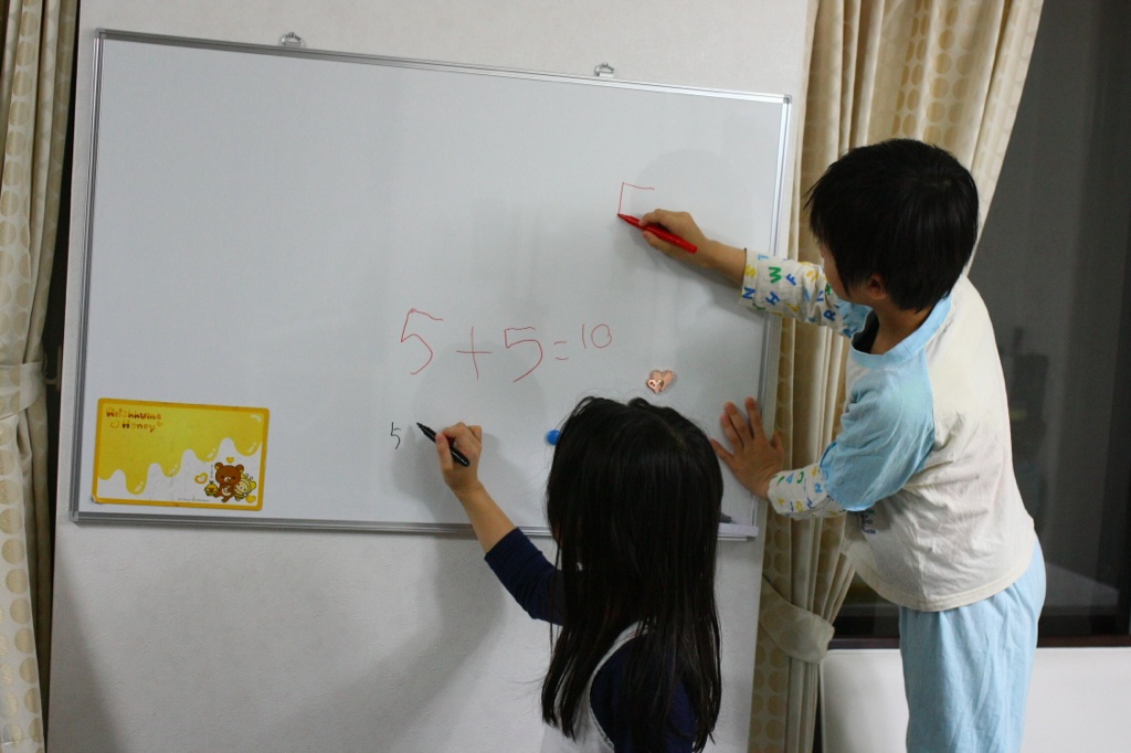 ホワイトボード導入 わが家で子供たちに、なぞなぞを出したり勉強したりする時はいつも紙を使っていたけど、手軽に文字