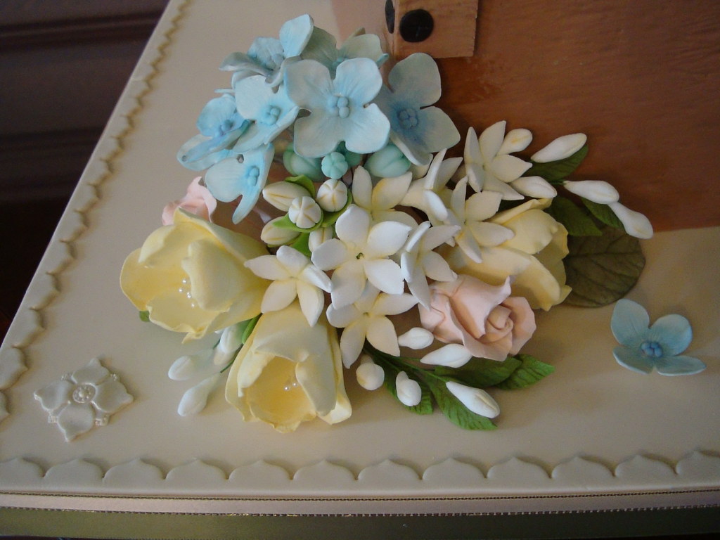 cake2cake detail of gumpaste flowers S Hogg Flickr