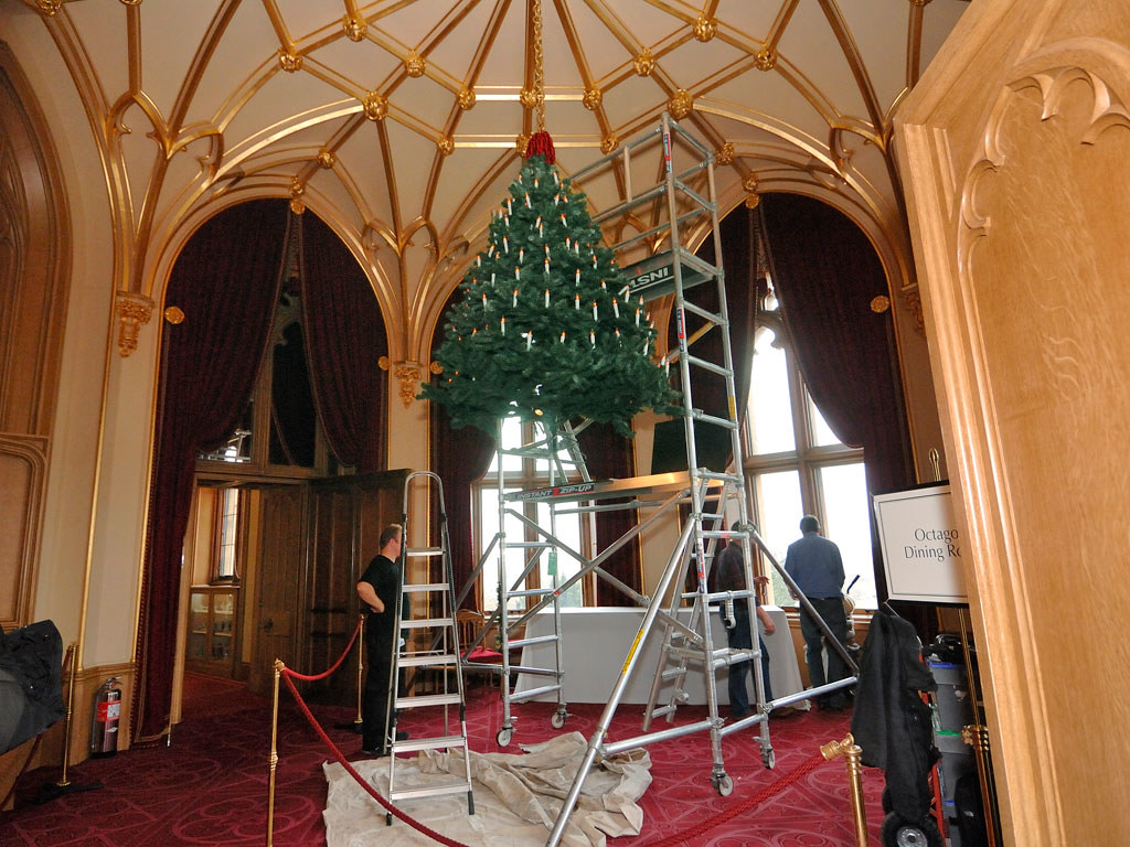 A Christmas tree is hung from the ceiling at Windsor Castl… Flickr