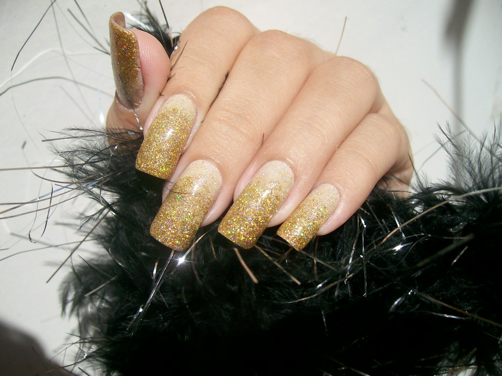 Degradê dourado Essa é a unha que eu escolhi pra passar o … Flickr