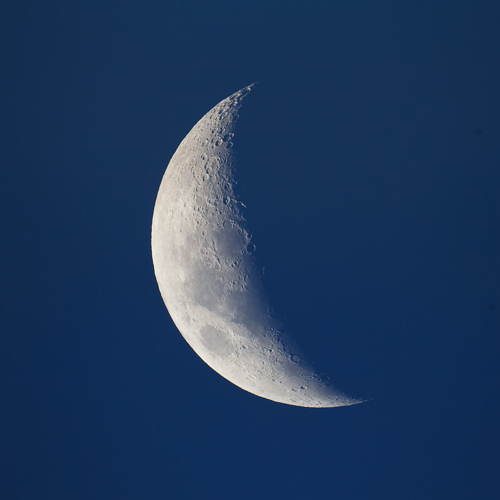 Crescent Daytime Moon A daytime photo of the crescent moon… Flickr