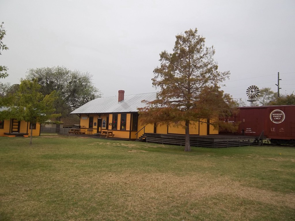 Old Train Depot, Edgewood, Texas Another old building from… Flickr