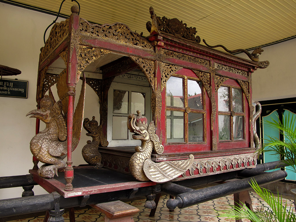 Carriage for a king A sedan chair or litter for the sultan… Flickr