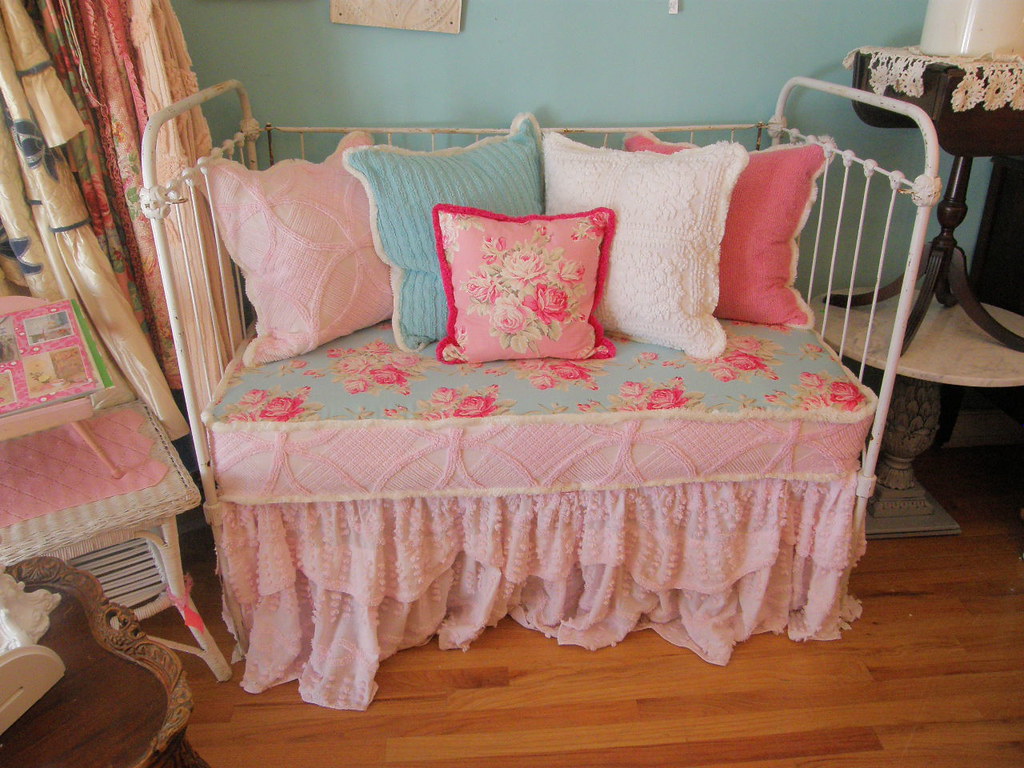antique shabby chic iron crib daybed find me at www.vintag… Flickr