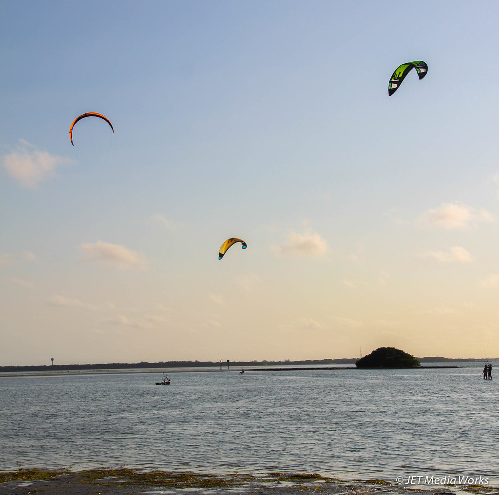 Kiteboarding Kiteboarders on Tampa Bay near the Sunshine S… Flickr
