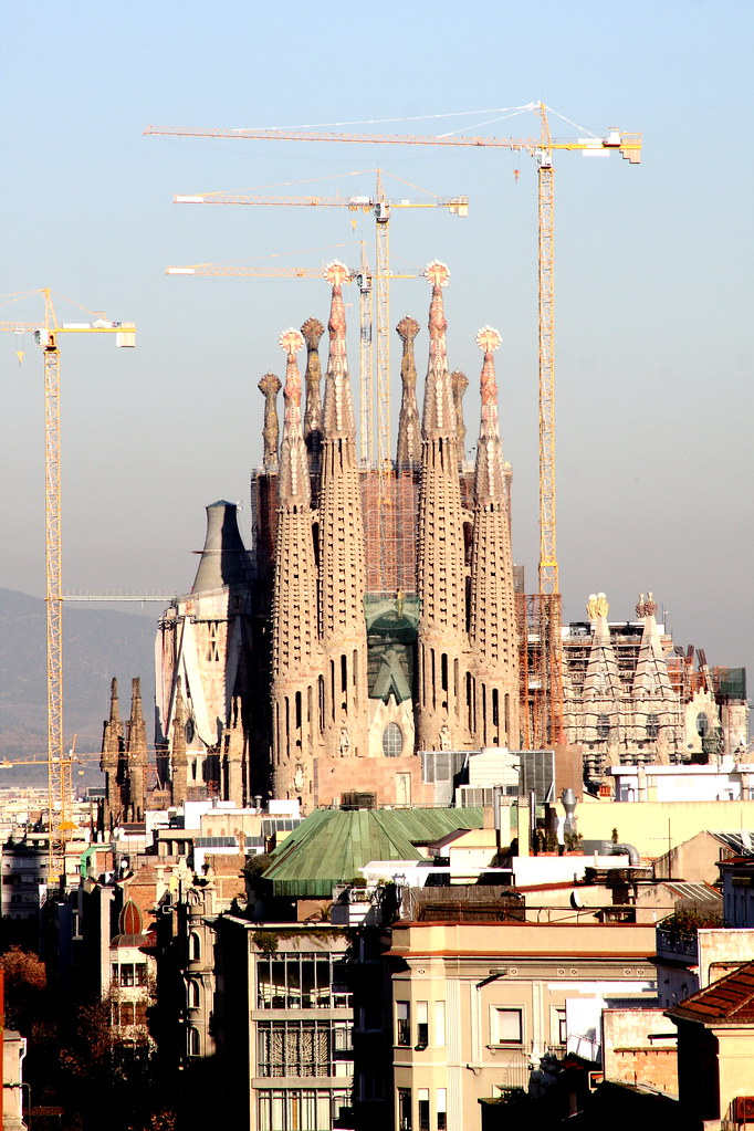 La sainte famille vue de la casa Mila Aussi appelée "La Pe… Flickr