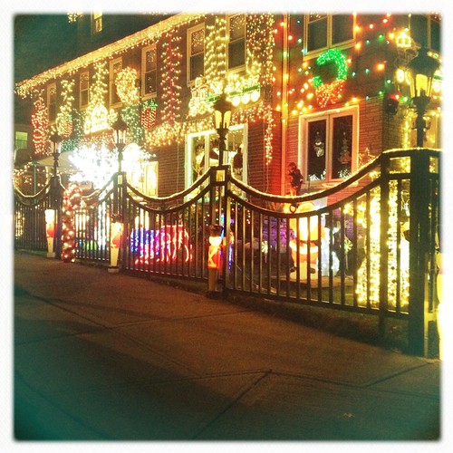 crazy christmas house in bayside. Bonnie Natko Flickr
